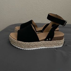 soda topic black platform sandals (size 7)